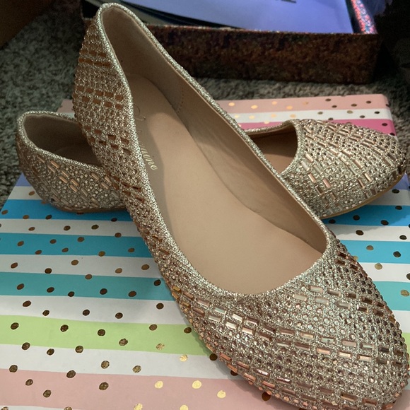 Gold sparkly formal flats - Picture 3 of 3